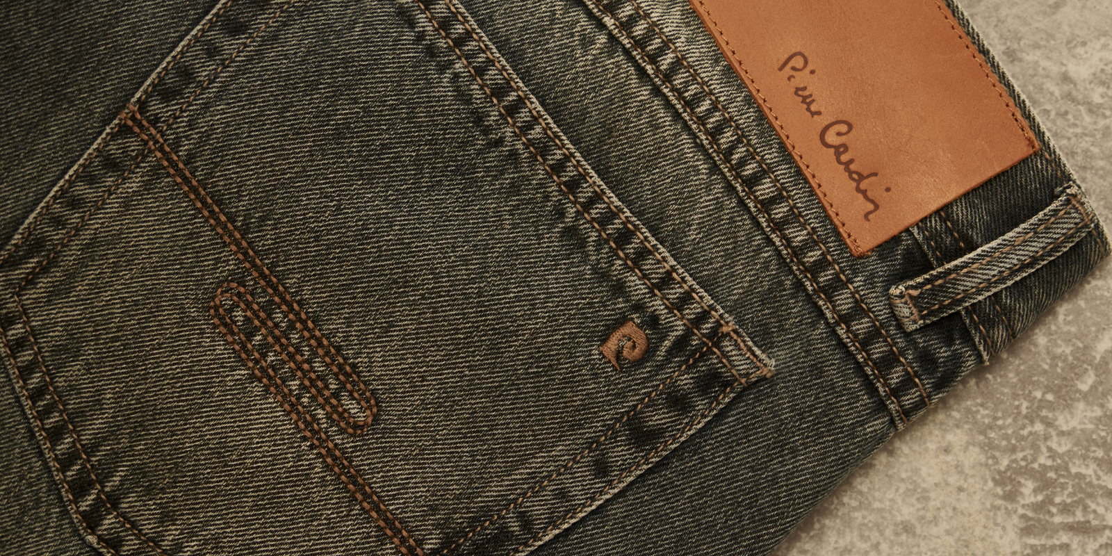 5 Erros Comuns ao Usar Jeans (e Como Evitar)